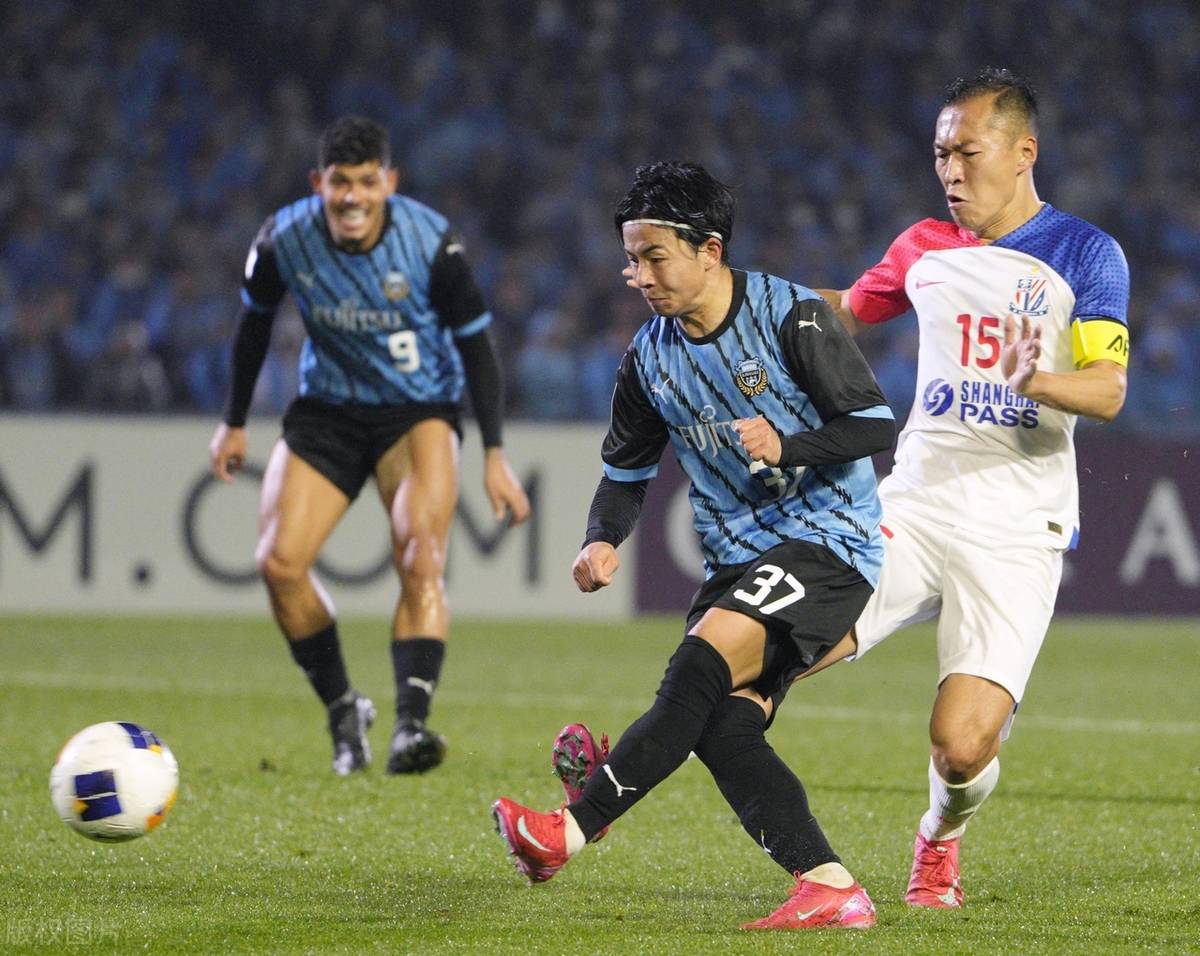 三亿体育体育直播-足球大赛风云再起，球队实力对垒激烈