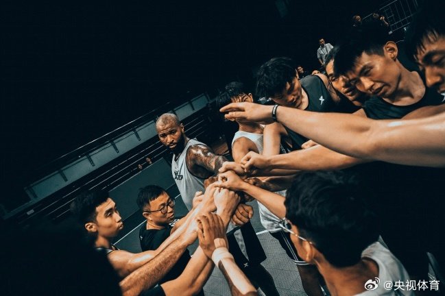 三亿体育体育投注-球队合作默契篮球精彩瞬间展现