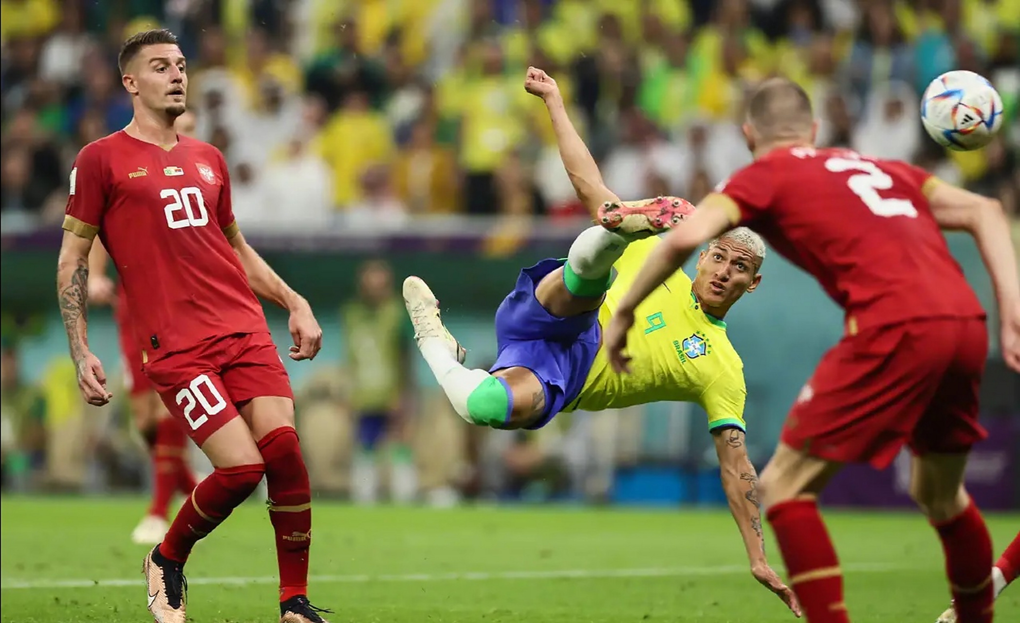 比赛压轴,场面难以预测,球员全情投入争夺的简单介绍 比赛压轴,场面难以预测,球员全情投入争夺的简单介绍