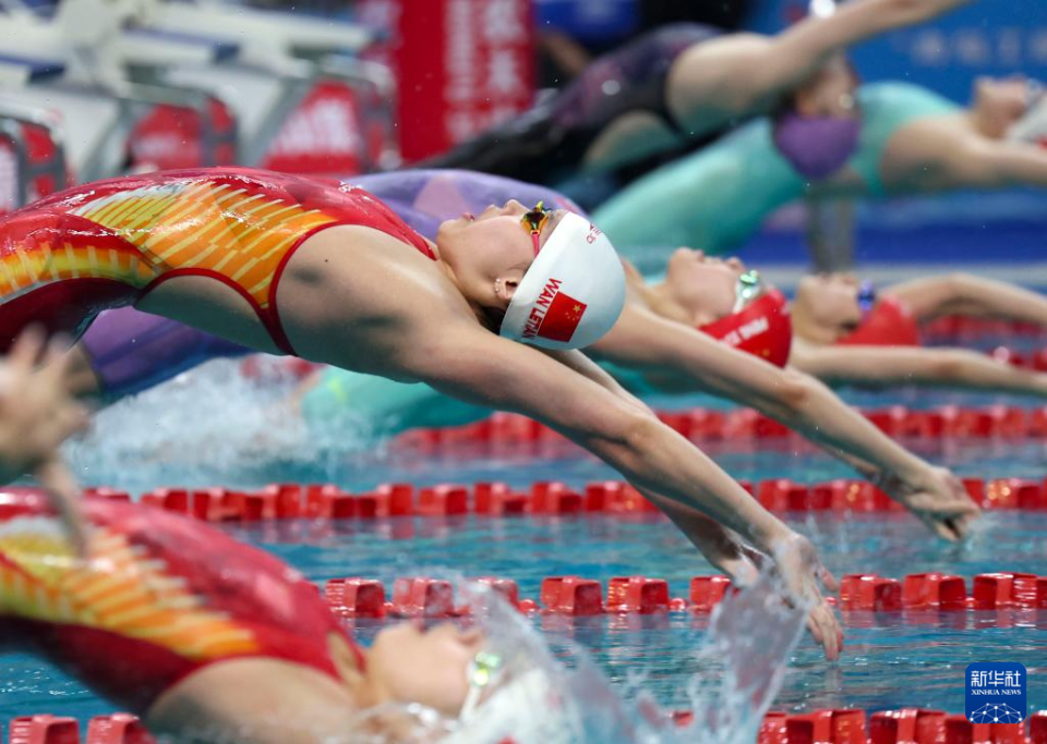 包含爱尔兰游泳选手表现出色，赢得好成绩的词条